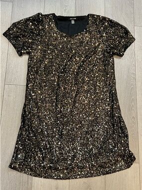Cable & Gauge Black and Gold Sequin Short Sleeve Dress